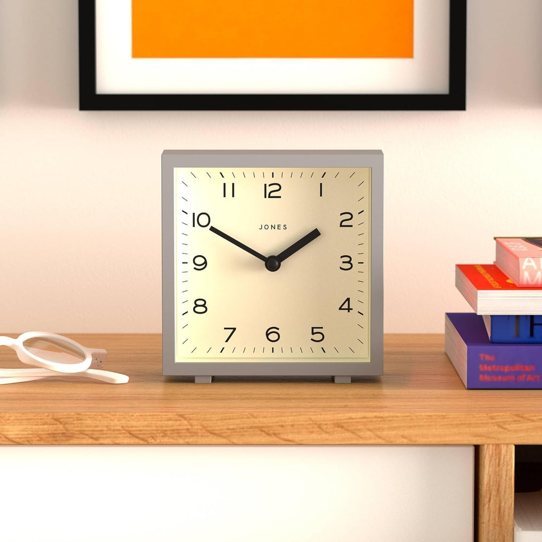 JONES CLOCKS® Disco Tischuhr | Quadratisches Design | Grau | Stilvoll und gut lesbar für Regal, Tisc