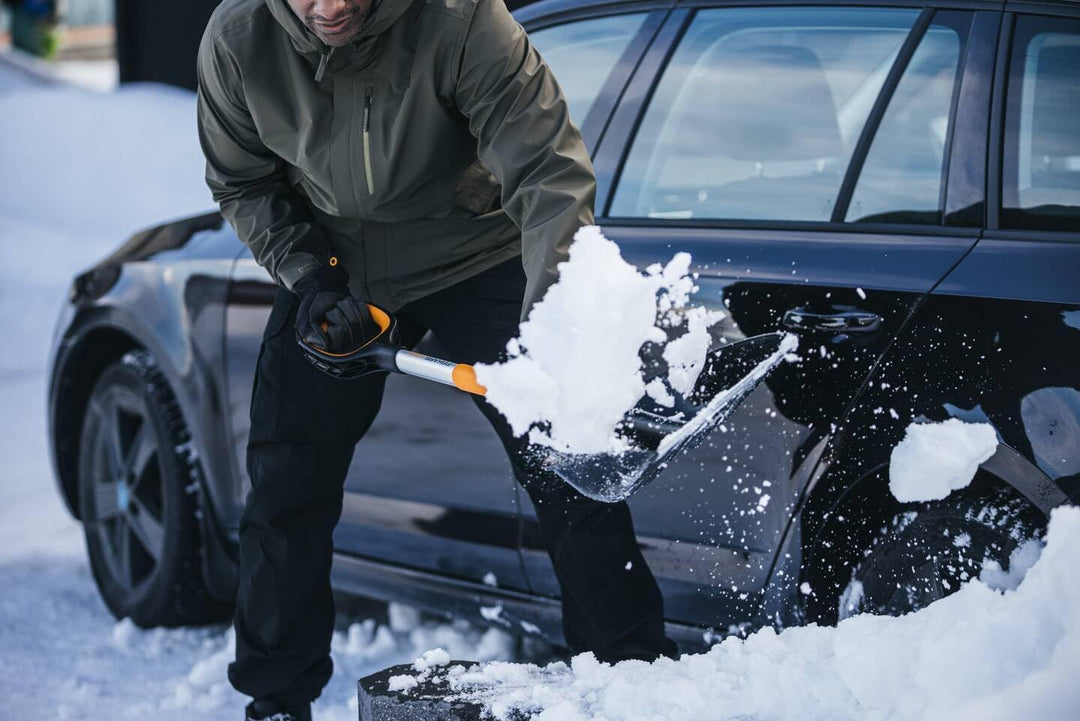 Fiskars Auto-Schneeschaufel, X-series, Länge: 98 cm, Aluminium/Polymer, Schwarz/Orange/Grau, 1057393