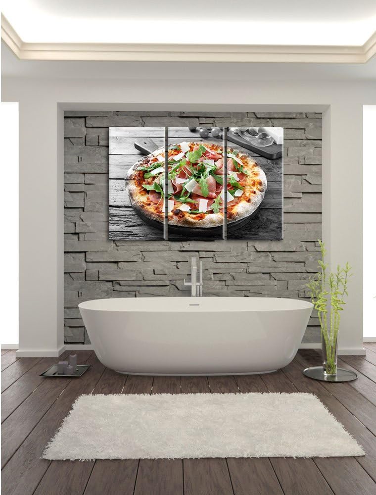 Pixxprint Prosciutto Pizza mit Rucola und Parmesan auf rustikalem Holztisch B&W Detail 3-Teiler Lein