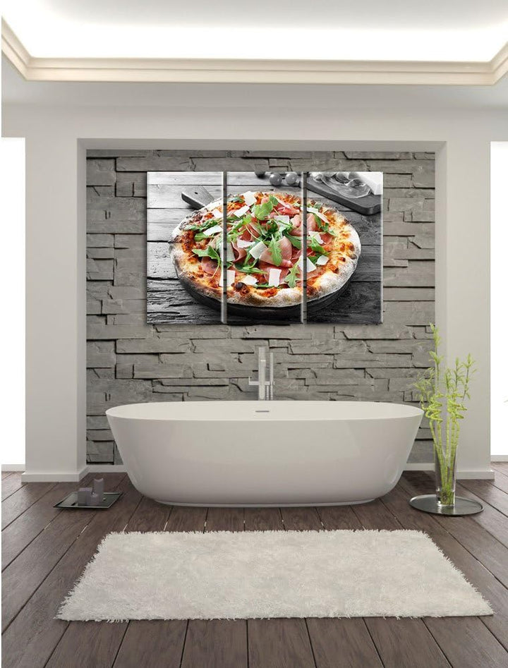 Pixxprint Prosciutto Pizza mit Rucola und Parmesan auf rustikalem Holztisch B&W Detail 3-Teiler Lein