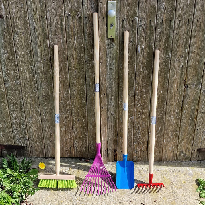 Land-Haus-Shop Kinder Gartengeräte Set 4 TLG, Besen Harke Rechen Schüppe Garten Geräte Spielzeug