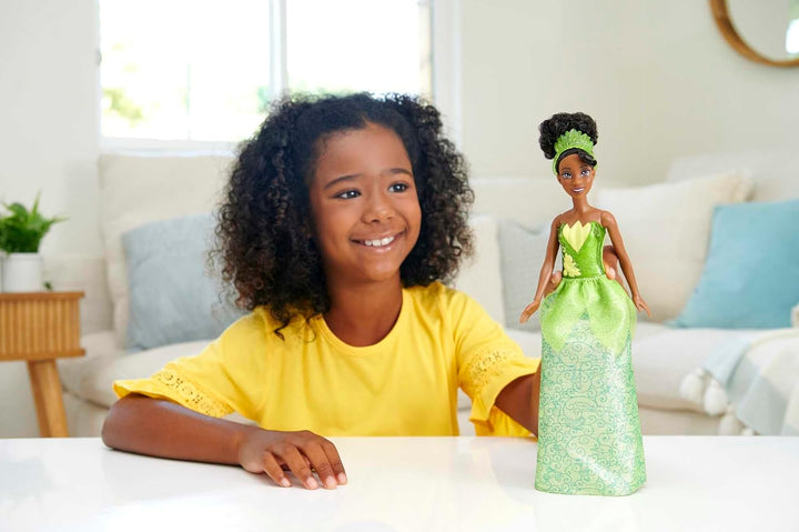 Mattel DISNEY Prinzessin Tiana - Bewegliche Puppe mit glitzerndem Outfit und Accessoires, inspiriert