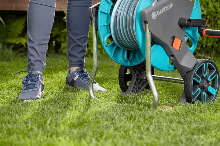 Gardena CleverRoll M Set: Schlauchwagen mit 20 m Classic-Schlauch und Spritze und Clipbefestigung zu
