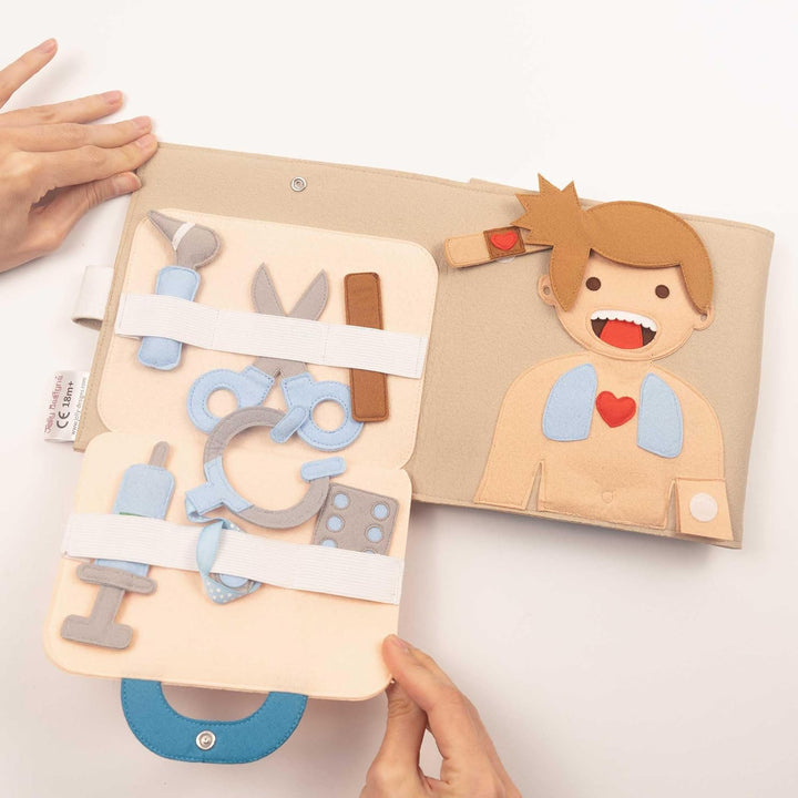 Jolly Designs „Hallo Kids Doc“ – Interaktives Stoffbuch Arzt & Körper – Montessori Lernspielzeug ab