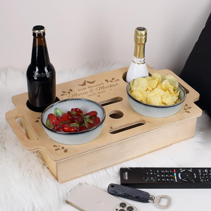 Herz & Heim® Praktische Snackbar mit verschiedenen Motiven und personalisierter Gravur (just Married