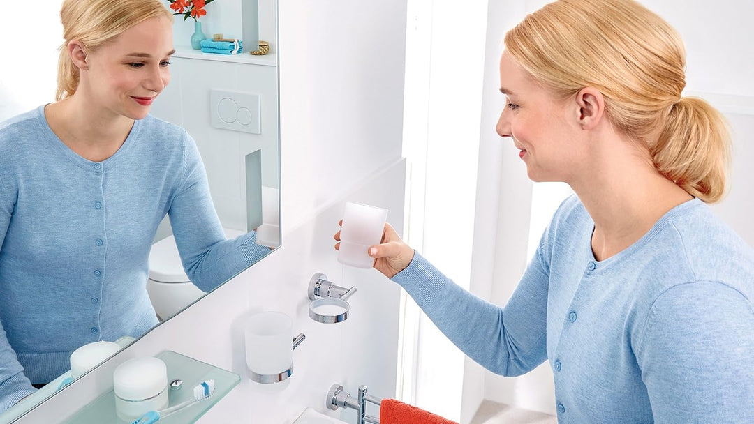 tesa LUUP Zahnputzbecher mit Halterung - Becher aus satiniertem Glas, verchromte Wandhalterung - zur