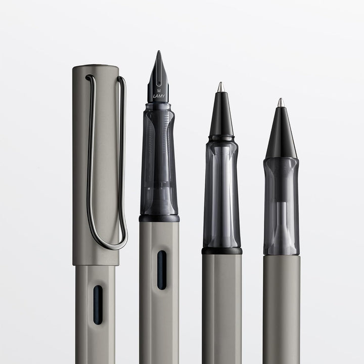 LAMY Lx Füllhalter 057 – Füller aus Aluminium eloxiert in der Farbe Ruthenium mit transparentem Grif