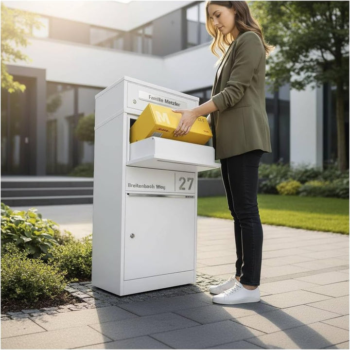 Metzler Paketbox draussen gross in Weiss RAL9016 - Briefkasten mit Paketfach personalisiert mit Grav