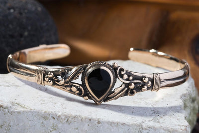 Windalf Damen Armreif Celtic Art Sharon Ø 6.4 cm Bohemian Armschmuck mit Zauberfedern & Onyx Hochwer