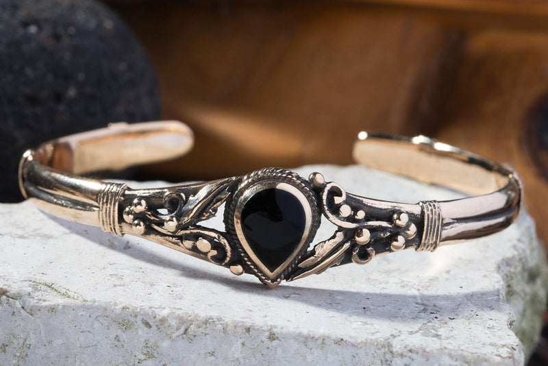 Windalf Damen Armreif Celtic Art Sharon Ø 6.4 cm Bohemian Armschmuck mit Zauberfedern & Onyx Hochwer