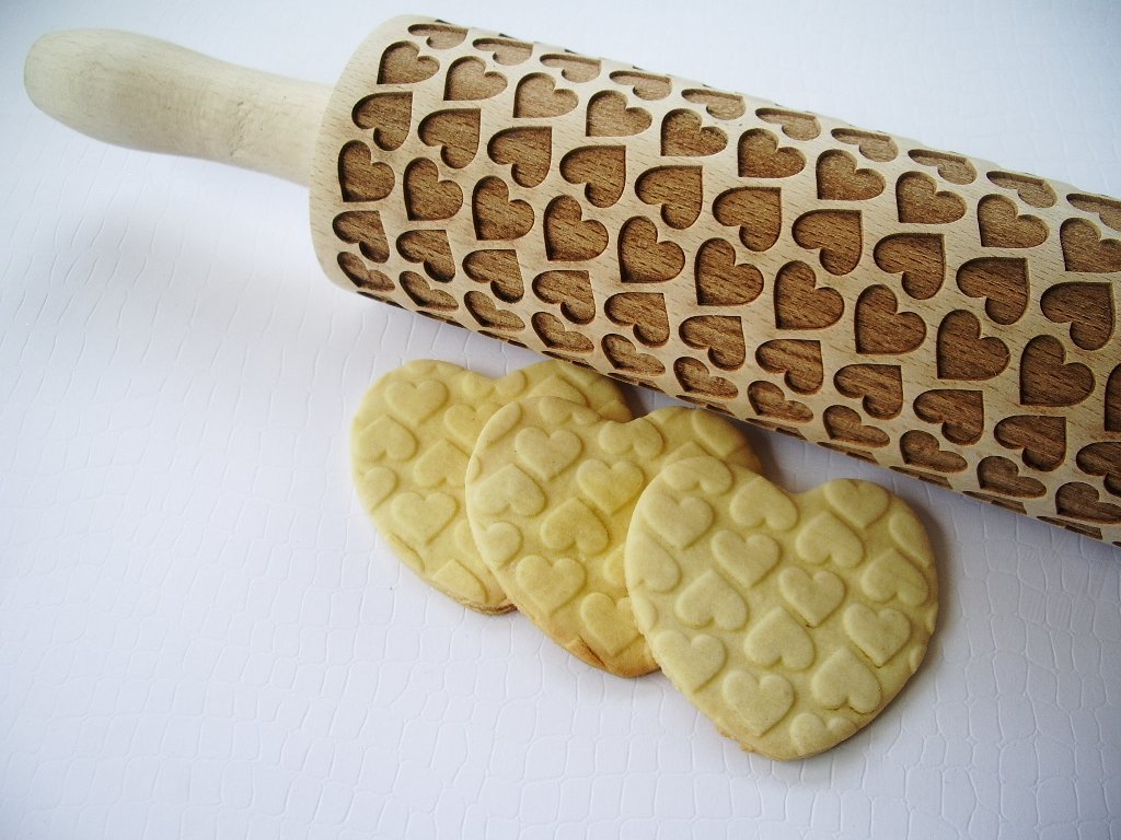 Teigroller mit GROSSE HERZEN für Hausgemachtes Gebäck. Gravierte Nudelholz mit Muster von Algis Craf