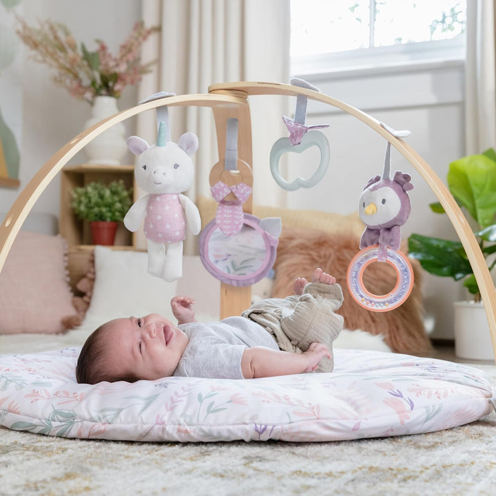 Ingenuity 12421 Cozy Spot Calla Wendedecke mit Spielbogen aus Holz, abnehmbaren Spielzeugen, Stützki