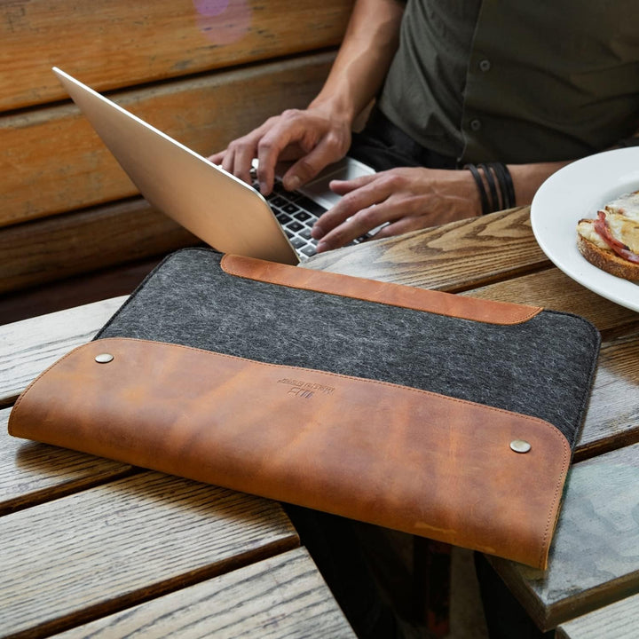 MegaGear MacBook-Tasche aus echtem Leder und Fleece,Laptop-Hülle für MacBook Pro und MacBook Air,14
