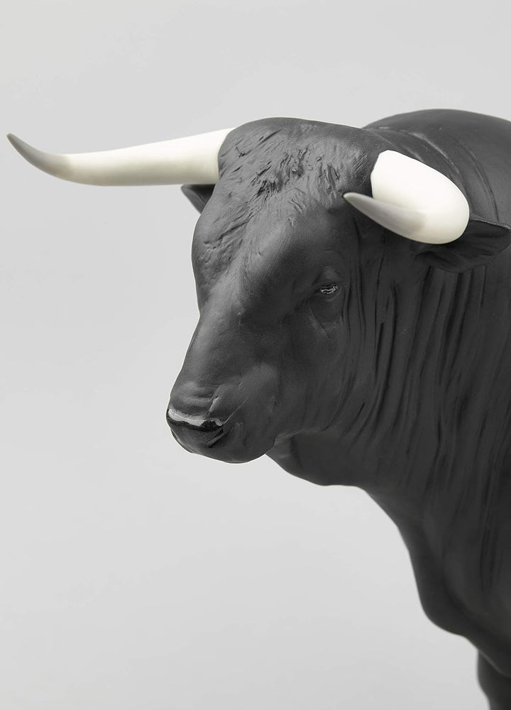 LLADRÓ Figur Kampfstier. Bull. Porzellan.