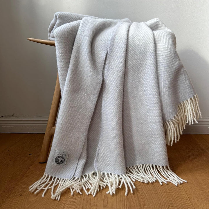 JOWOLLINA Wolldecke Plaid mit Fransen 100% Merinowolle (Herringbone Eisgrau, 130x180 cm) 130x180 cm