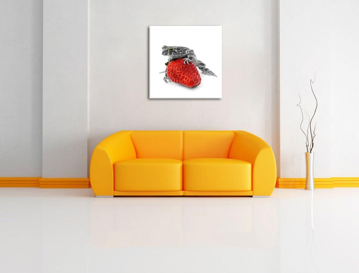 Pixxprint Kleiner Frosch auf Erdbeere als Leinwandbild Quadratisch/Grösse: 70x70 / Wandbild/Kunstdru