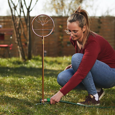 Relaxdays Rasensprenger Wellen-Design, 3/4", mit Erdspiess, Sprinkler & Gartendeko, Wasserspiel Gart