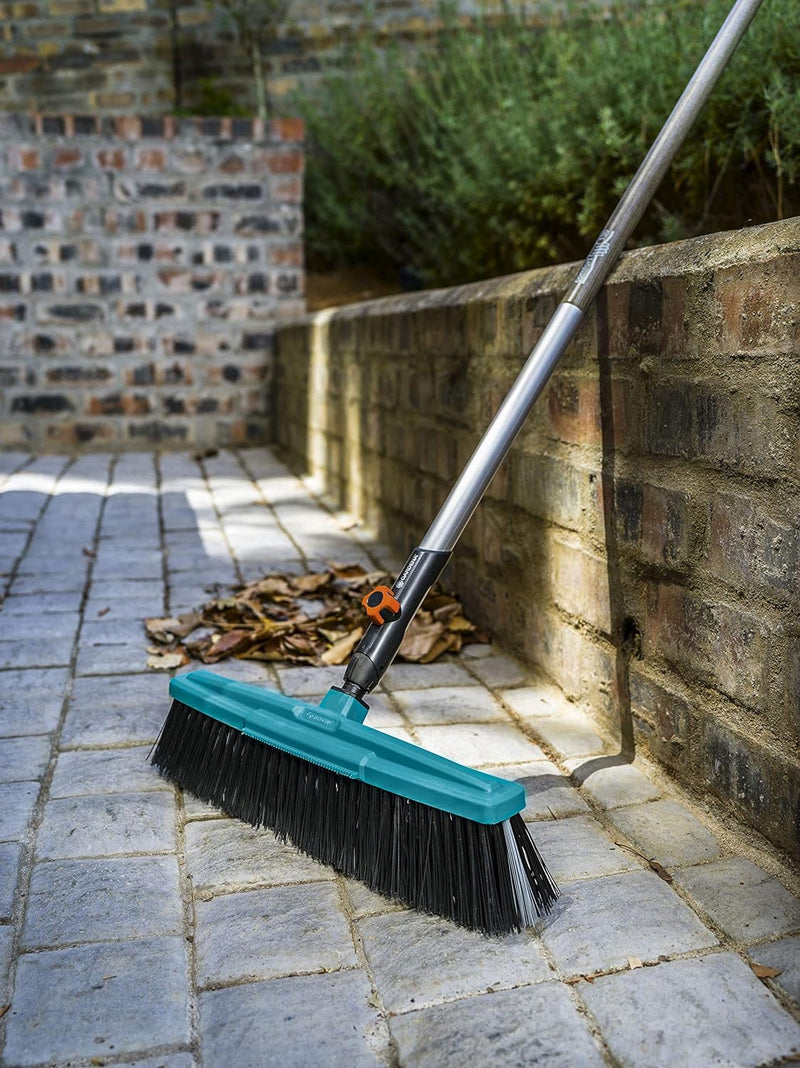 Gardena combisystem-Strassenbesen - Sortiment: Stabiler Kehrbesen für den Garten und Wege rund ums H