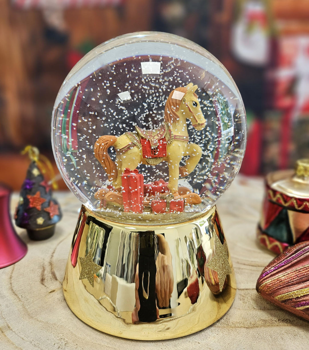 Weihnachts-Schneekugel mit Musik | Schneekugel Schaukelpferd mit Geschenken | Sockel Gold glänzend m