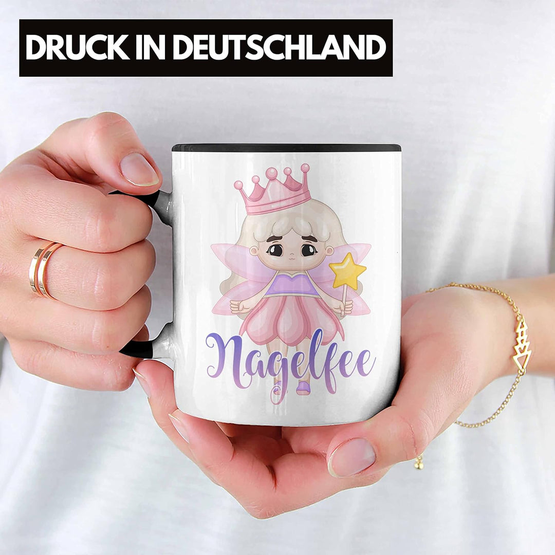 Trendation - Nagel-Fee Tasse Geschenk Nagelstudio Mitarbeiterin Gel-Nägel Spruch Süsse Grafik (Schwa