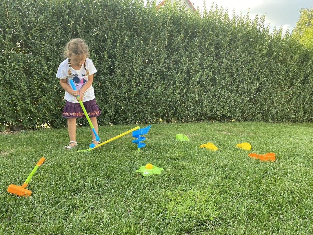 alldoro 60064 Garten Golf Set, 22 Teilen, Kindergolf mit 6 Hindernissen, 2 Schläger und 2 Golfbälle,
