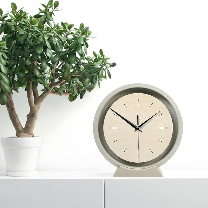 Runde Tischuhr aus Beton im Industrial Design – leise Standuhr ohne Ticken in minimalistischem Desig