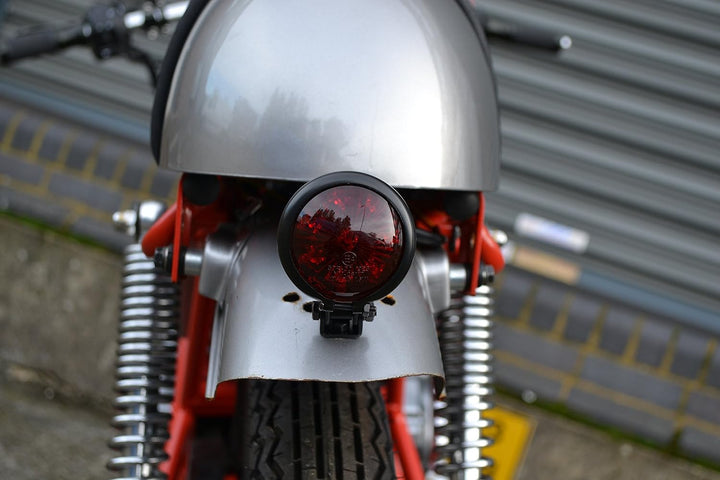 Motorrad LED Stop Rücklicht - Homologated - Glänzend Schwarz mit Rot Gläser für Cafe Racer, Scramble