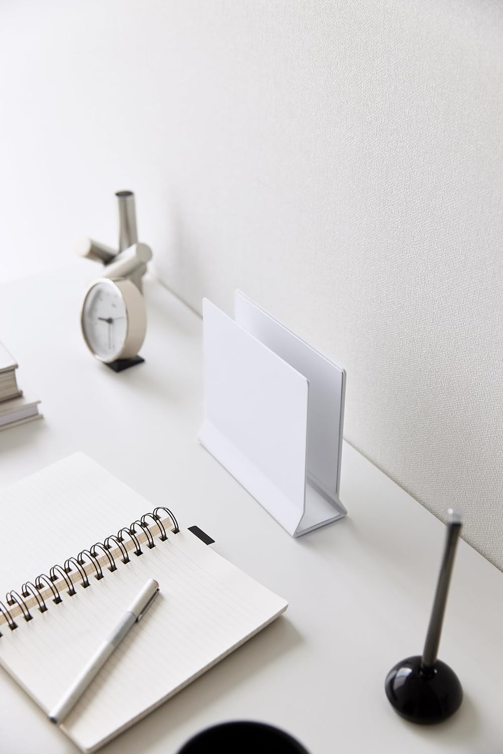 Yamazaki 4498 Tower Schlanker Laptop-Ständer, weiss, Stahl/Silikon/Polypropylen, Minimalistisches De