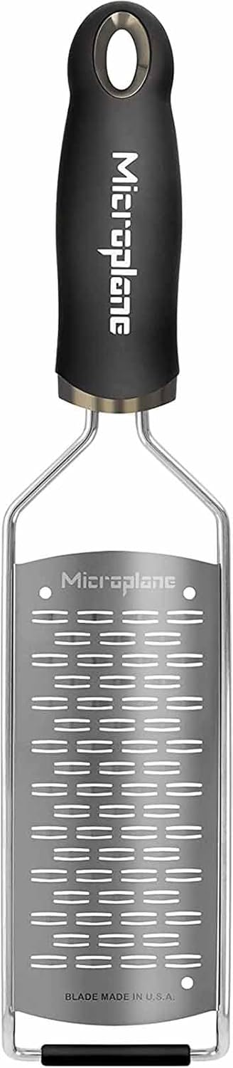 Microplane 2-Wege-Schneide Reibe Edelstahl Schwarz aus der Gourmet Serie für Hartkäse, Apfel, Karott