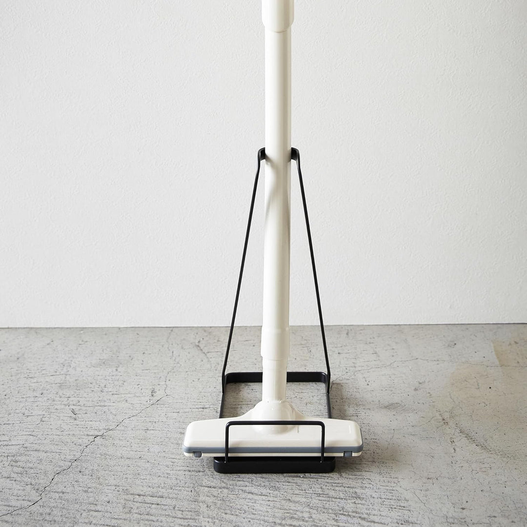 Yamazaki 3274 Tower Staubsaugerständer, schwarz, Stahl, minimalistisch, 15 x 24 x 38 cm