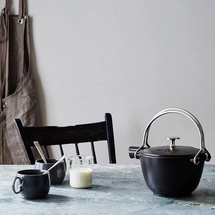 Staub 1004030 1650023 Teekanne/Wasserkessel, rund 16,5 cm, 1,15LmitmattschwarzerEmaillierungImInnere