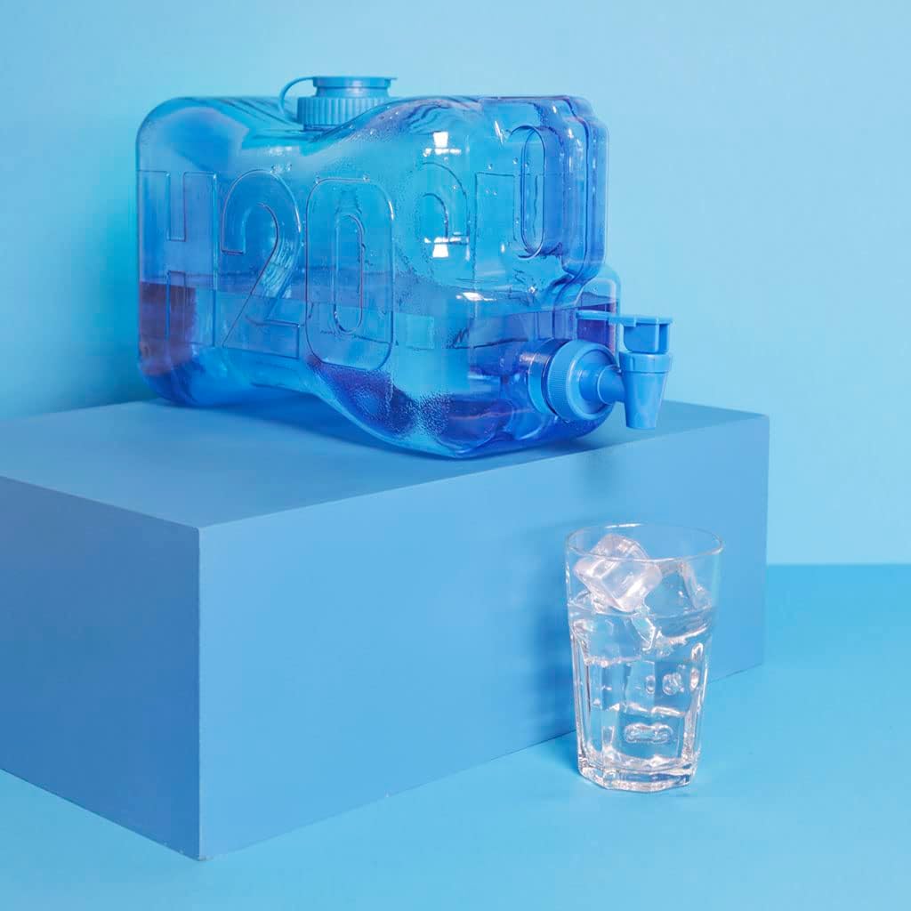 balvi - H2O Wasserflasche aus PET-Kunststoff, mit einem Fassungsvermögen von 5,5 l.