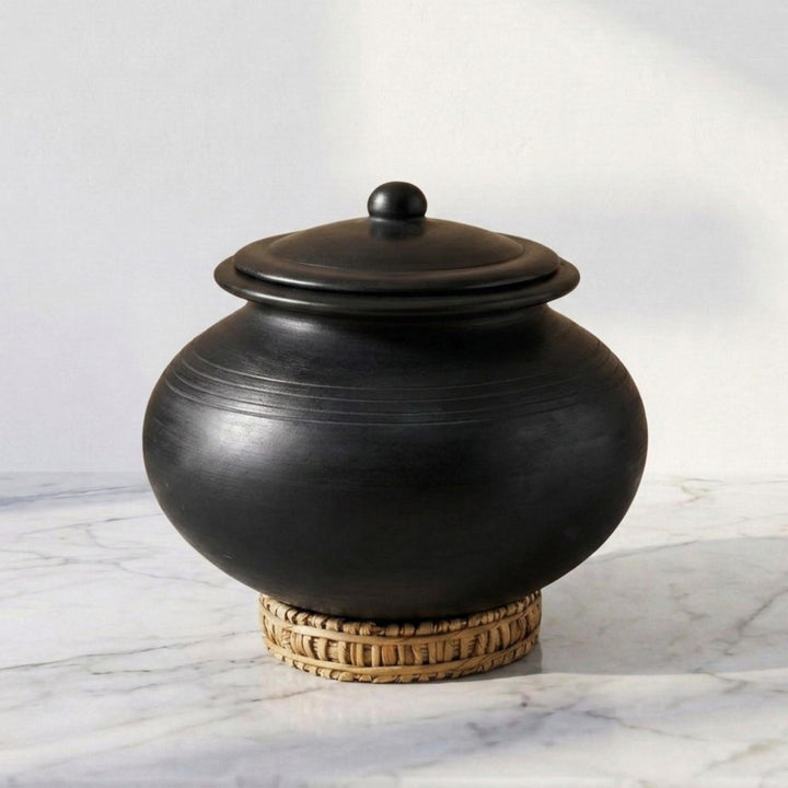 Swadeshi Blessings Handgefertigt Exklusives Sortiment, unglasierter Ton, mit Deckel, 4,5 l, Schwarz,