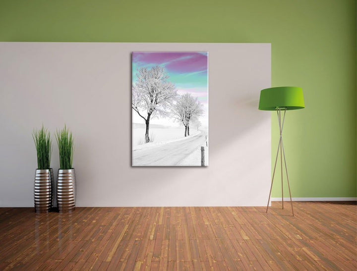 Schneebedeckter Baum in schöner Winterlandschaft schwarz/weiss, Format: 80x120 auf hochkantiges Lein