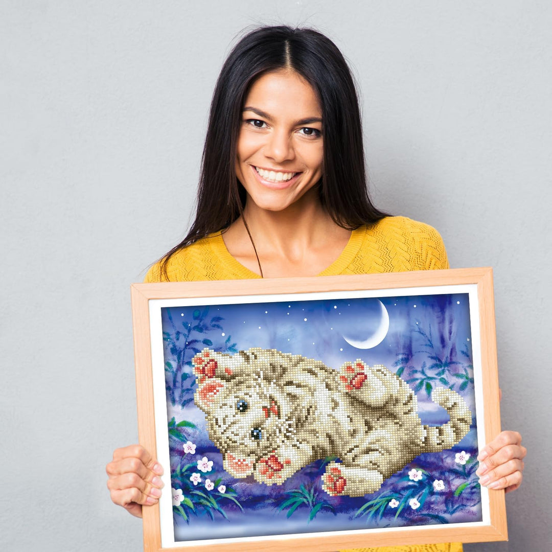 DIAMOND DOTZ DD5.005 - Original 5D Diamond Painting Set Baby Tiger, Kreativset mit 4.712 Diamant Mos