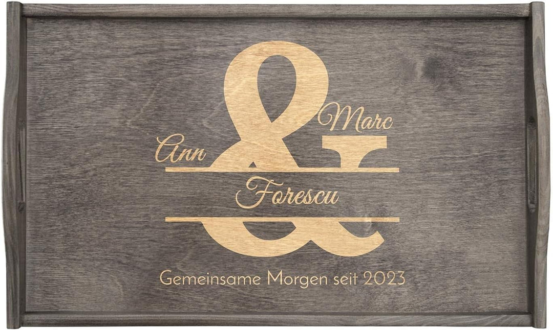 Maverton Betttablett mit Gravur - für Zwei - Sofatisch mit Griffen - klappbar - erhöhter Rand - Gesc