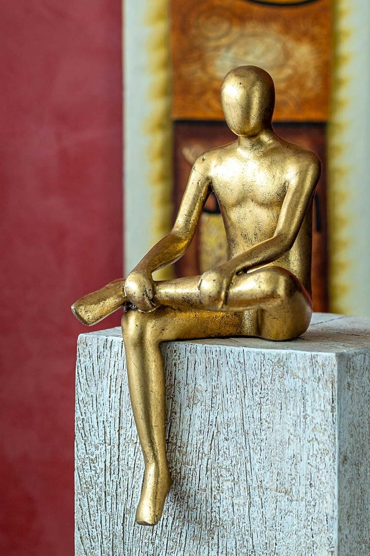 IDYL Moderne Skulptur Figur Sandsteinguss Sitting Man | Gold | Masse 19x23x43 cm | Dekorationsfigur