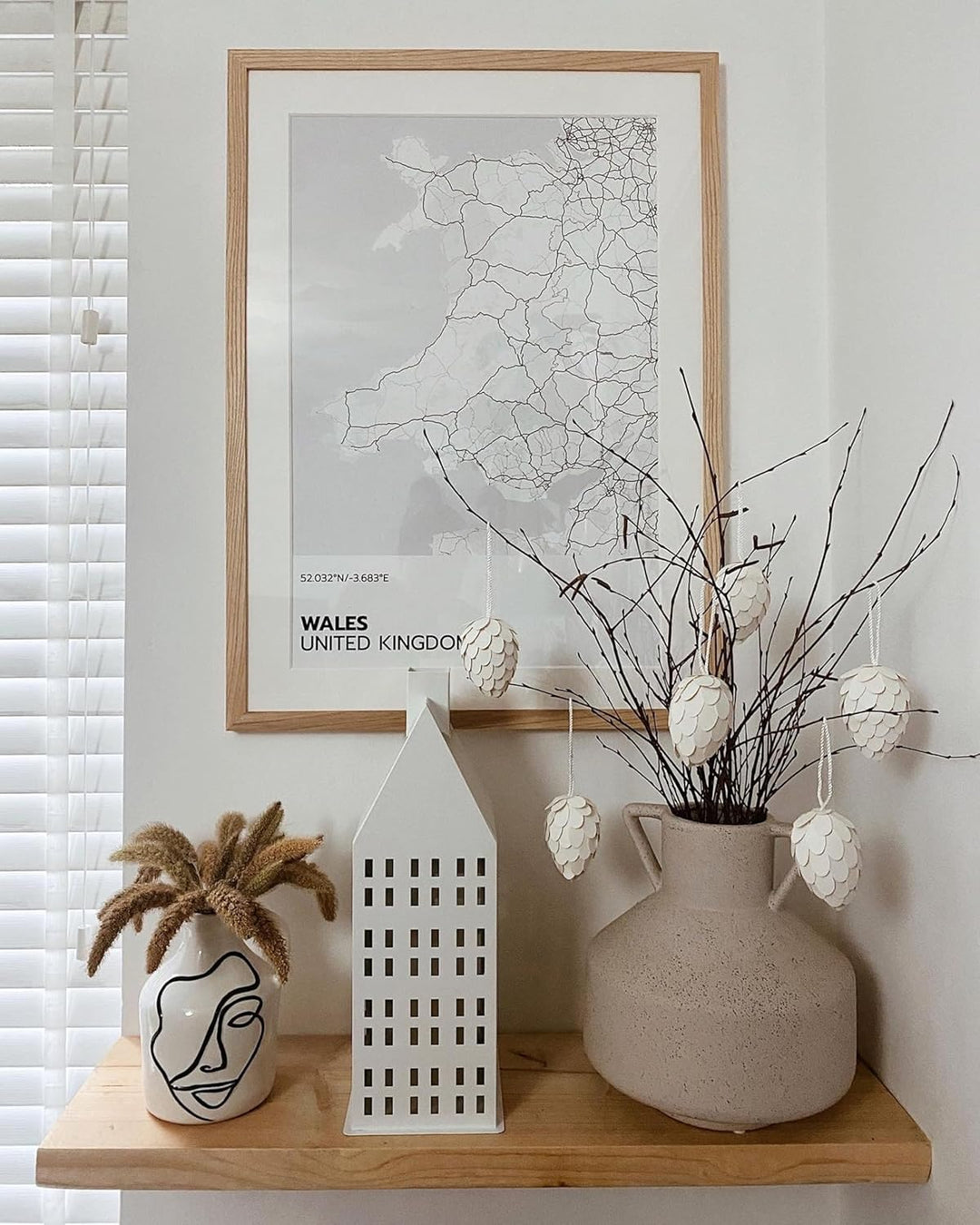 Laterne weiss Metall mit Glaseinsatz Hausmotiv fensterförmige Löcher 40 cm Dolok