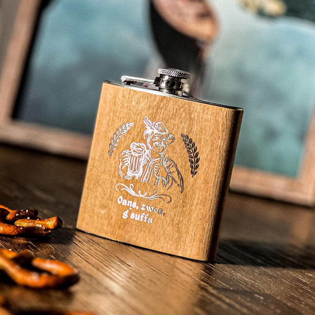 Spruchreif | Flachmann "Oans, zwoa, g’suffa" mit Mann-Motiv | Gravierte Edelstahl-Hip Flask | 170 ml