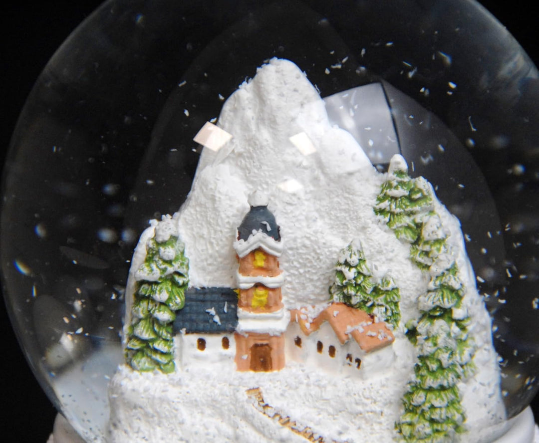 Weihnachts-Schneekugel mit Musik | Schneekugel Berddorf im Winter | Sockel Winterlandschaft braun |