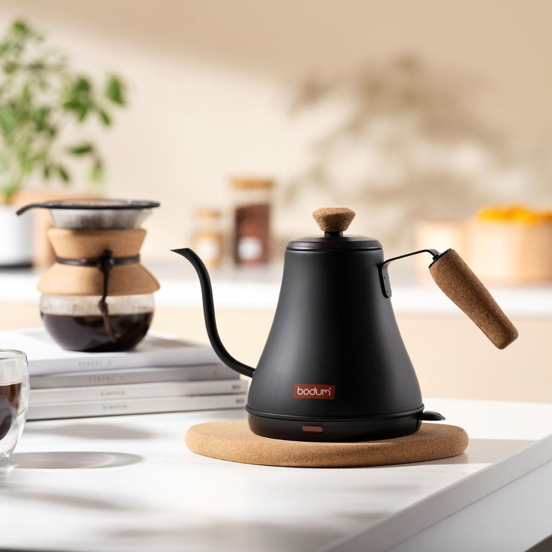 Bodum Melior 11883-259EURO Elektrischer Wasserkocher mit langem Auslauf, 0,8 l, 1.800 W, Schwarz Mat