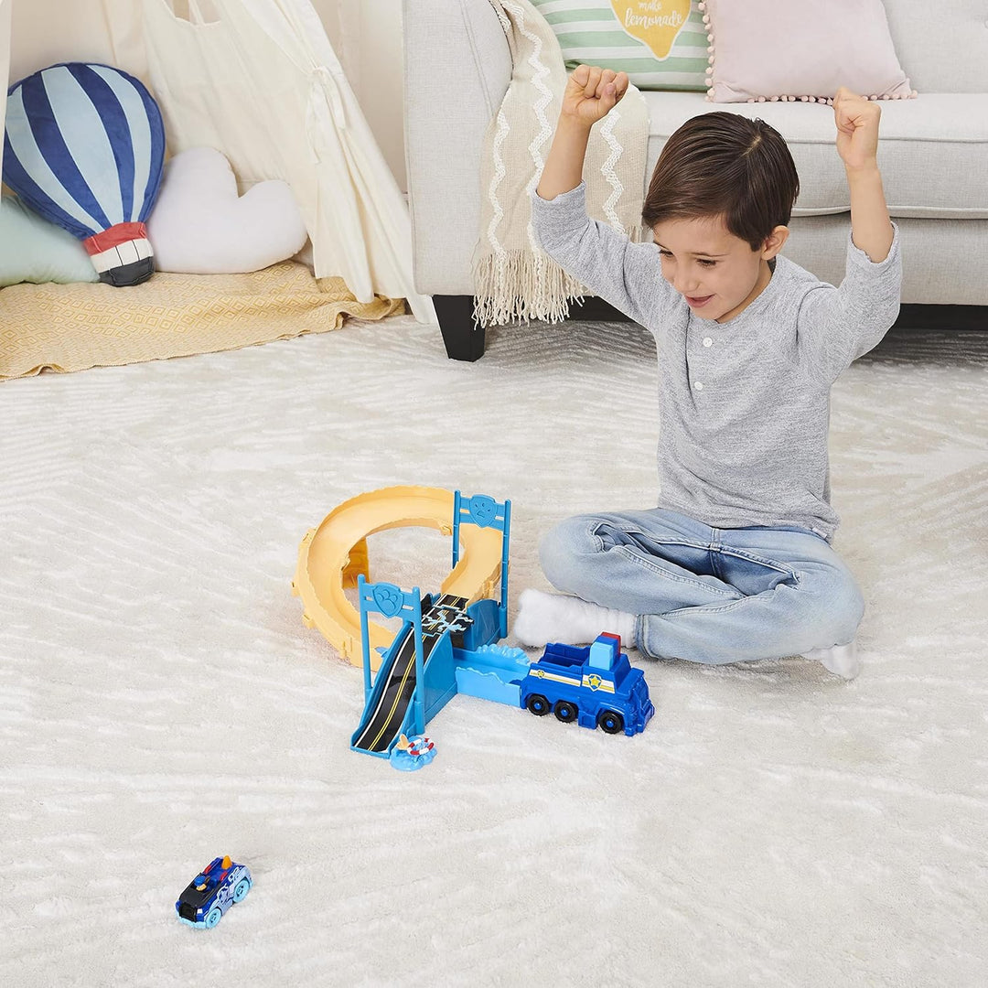 PAW PATROL True Metal Chases Police Rescue Rennstrecken-Set mit Metall-Fahrzeug von Chase, Massstab