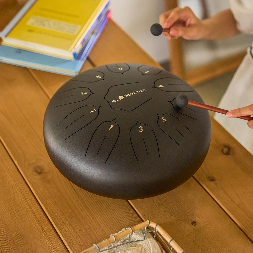 Sonodrum Zungentrommel "Standard 30cm D-Dur" in Schwarz - Tongue Drum inkl. Schlägel, Liederbuch und