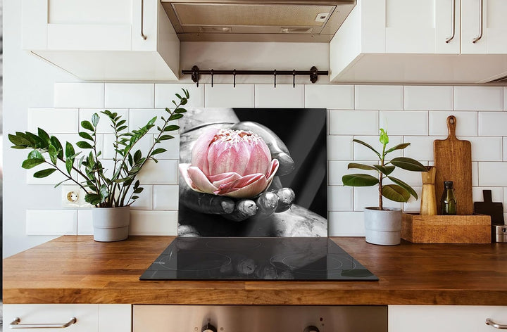 Lotus in einer Hand eines Buddhas Herdabdeckplatte & Spritzschutz aus Echtglas | Für Herd-Kochfelder