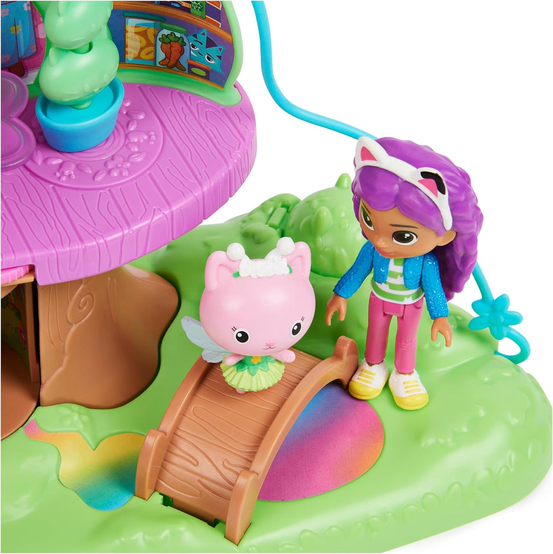 Gabby‘s Dollhouse, Kitty Fees Garten Spielset, verwandelbares Baumhaus mit Lichtern, Gabby & Katzen