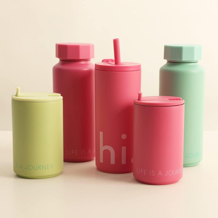 Design Letters Kaffeebecher 500 ml | Becher mit Deckel und Strohhalm | Reisebecher BPA/BPS-frei | Ka