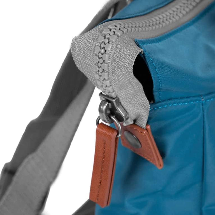 Roka London Bantry B Small Sustainable Nylon Marineblau, Marineblau