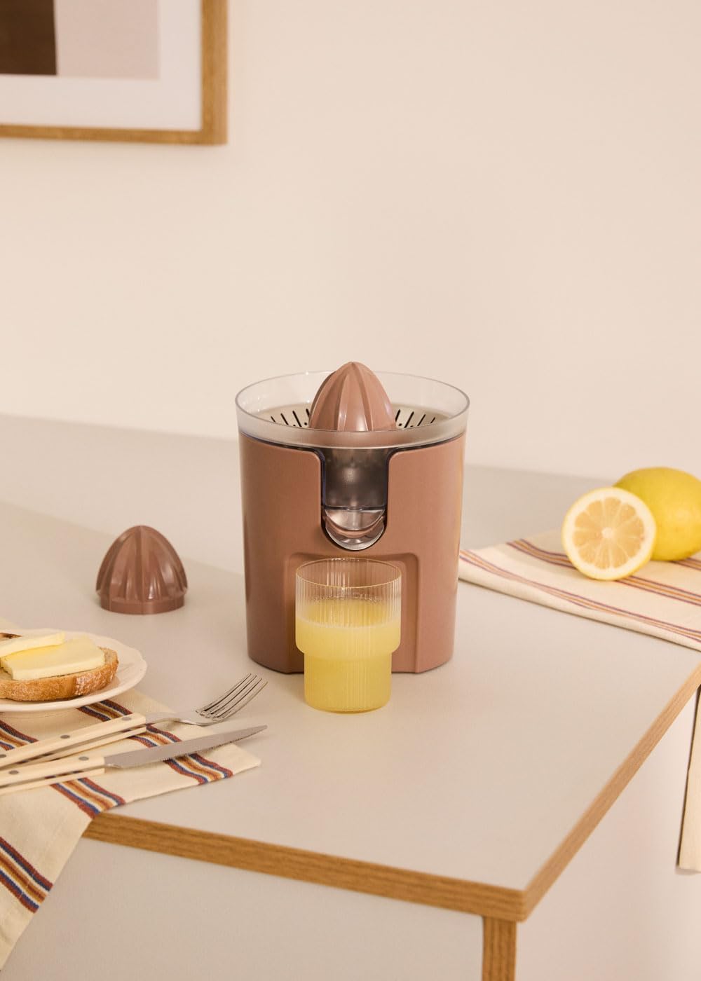 CREATE/JUICER STUDIO/Elektrische Zitruspresse in Mokka/Spritzfrei, 230ml Behälter, Fruchtfleischfilt