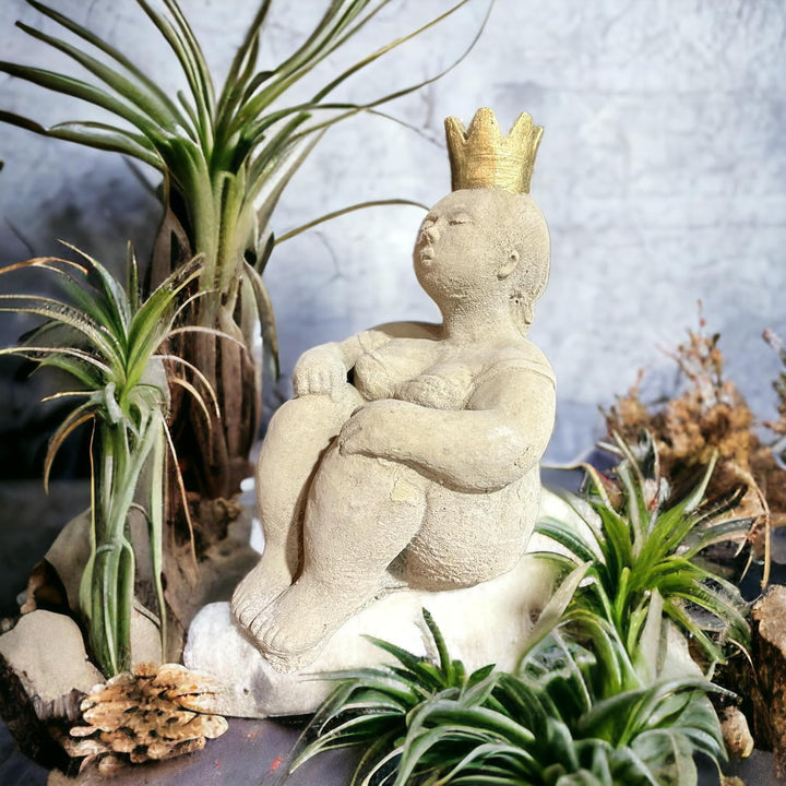 OriginalPaul Skulp &amp; Betondesign Sitzende Prinzessin mit grosser Goldener Krone als robuste Steinfig