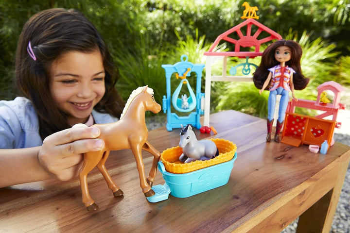 Dreamworks Spirit HCH37 - Luckys Tierbaby-Pflegestation, Pony & Fohlen, Puppe Lucky (18 cm), Pflegeb